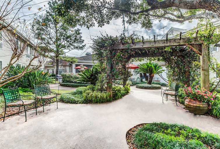 The Gardens of Bellaire patio